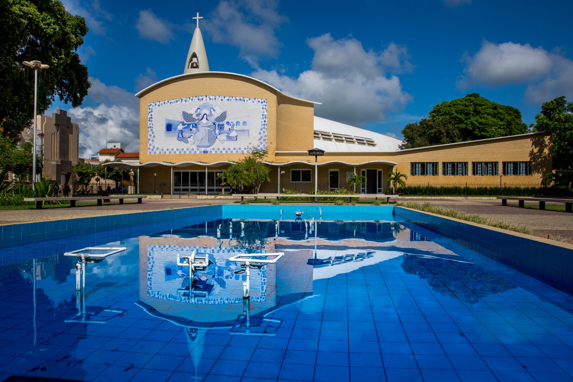 Igreja com piscina espelhada e céu azul